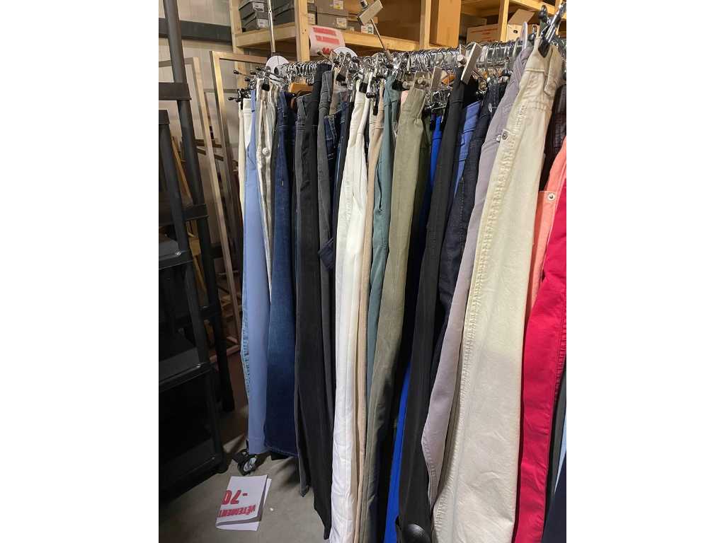 Lot de 94  pantalons et jeans femme de différentes marques  Articles neuf - tailles diverses
