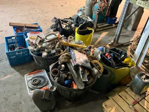 Un set mare de unelte manuale și elemente de fixare