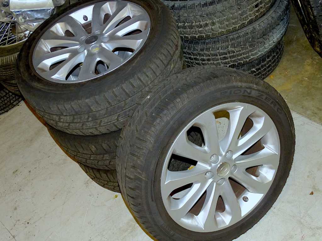 set of Range Rover 20" rims, including Pirelli tyres