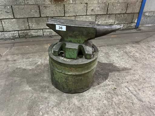 Aambeeld op statief 75x18cm