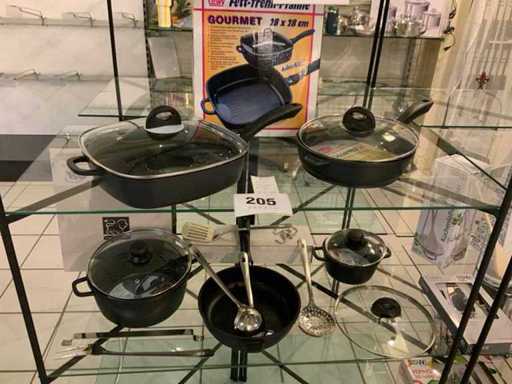 Pans and kitchen utensils (6x)