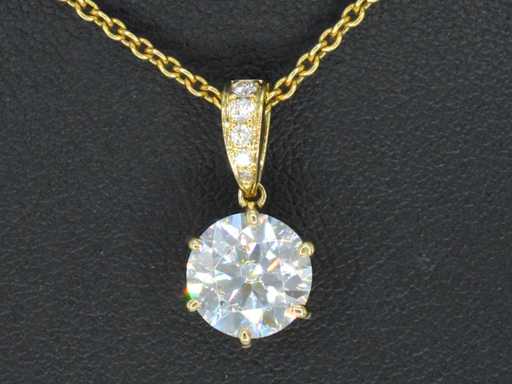 Goldener Anhänger mit Diamanten und einem Brillant
