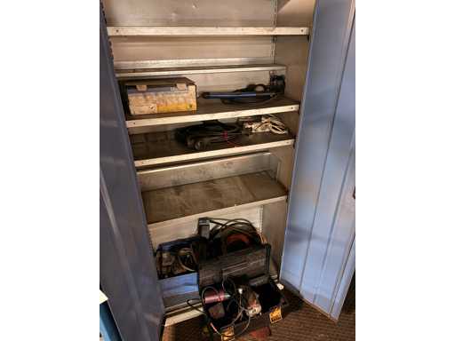   Werkstattschrank mit Inhalt