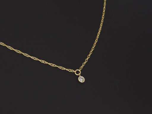 Geelgouden collier met diamant