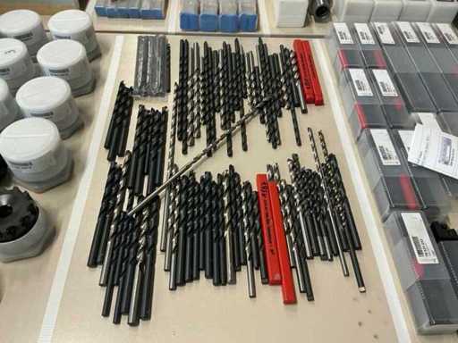 Range of extra-long cyclindric drills