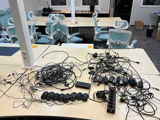 Vari connettori, ciabatte e mouse per computer