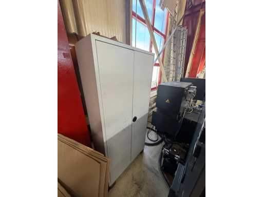   Werkstattschrank mit Inhalt