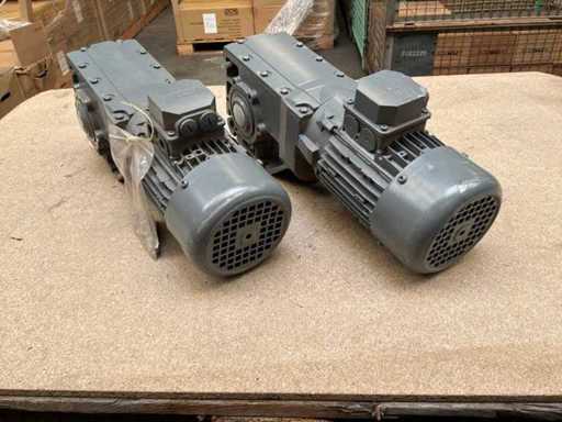 Lenze MDEMAXX071-42C0C Geared Motor (2x)