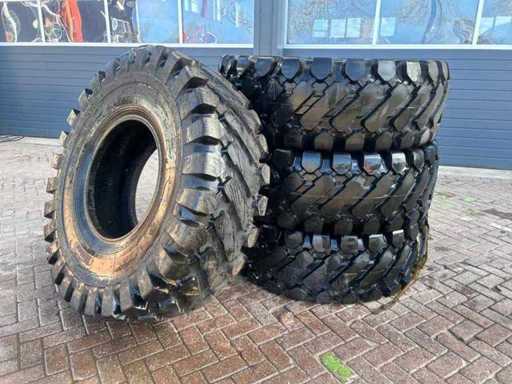 HFX 20.5 x 25 Loader tyres (4x)