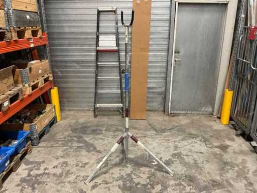 Construction light tripod