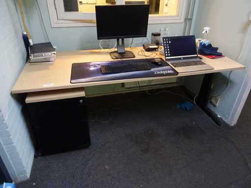 Schreibtisch mit Schubladeneinheit