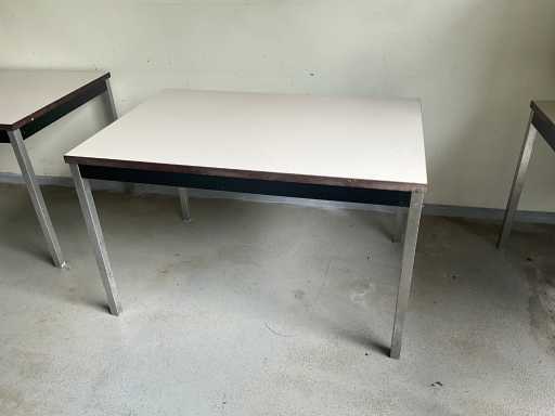 7 tables et 30 chaises différentes