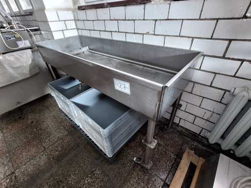   Mobile stainless steel pool with drain