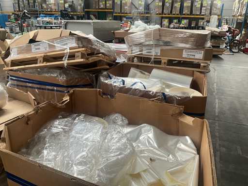 kartonnen boxen met plastic restanten (10x) en diverse rollen