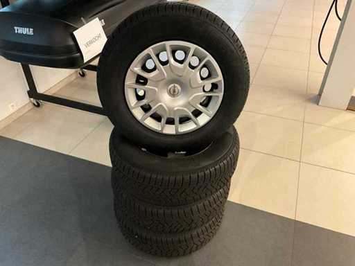 Pirelli Pirelli 4 nieuwe banden met velg