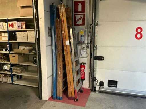 Różne drabiny schodkowe i składane drabiny (4x)