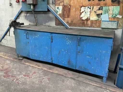 Stalowy stół roboczy z imadłem