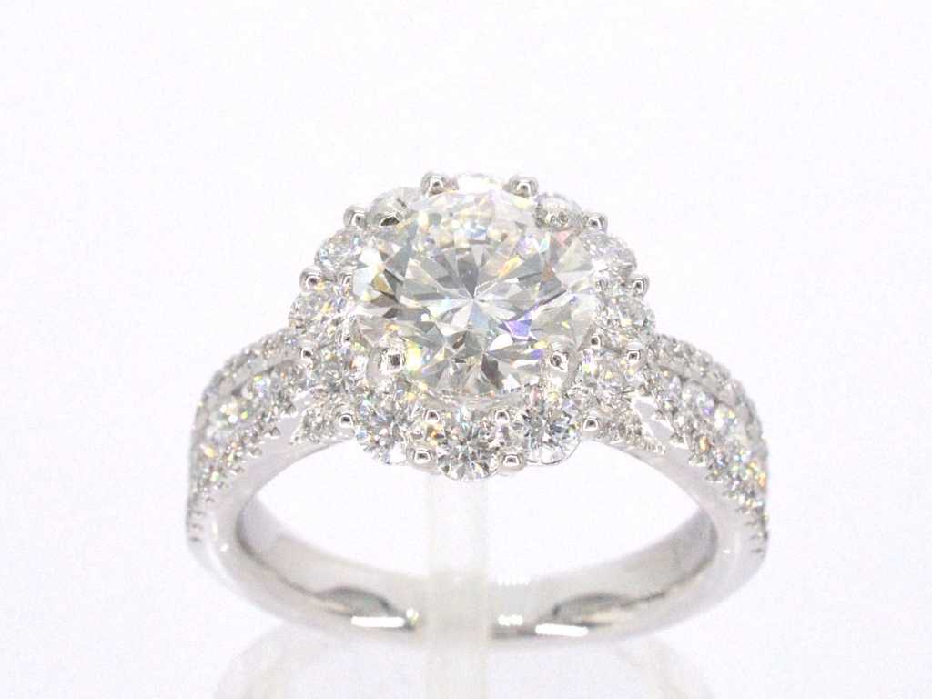 Witgouden ring met een briljant geslepen diamanten van 2.00 carat centraal en briljanten.