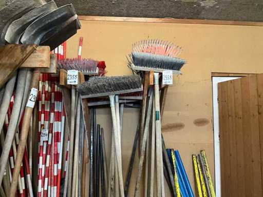 Multe măturile și greblele