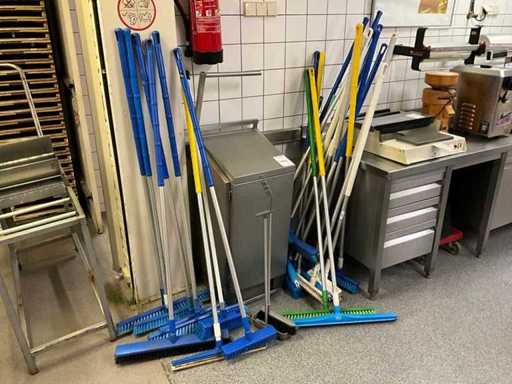 Poubelle en acier inoxydable et divers balais