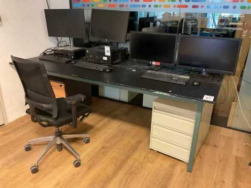 Scrivania con sedia e cassetti da ufficio