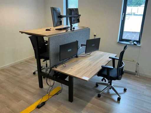 Elektrisch verstelbaar dubbel bureau met 2x bureaustoel en 4 monitoren