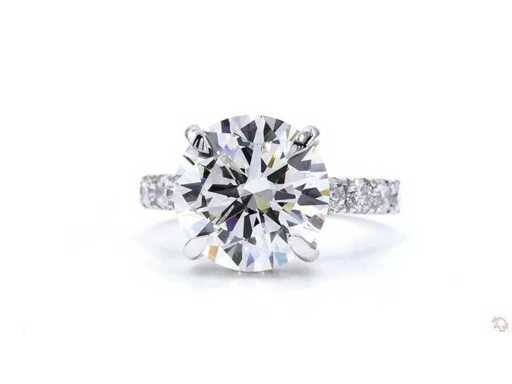 18 Carat white gold ring with 7.00 crt. Diamond