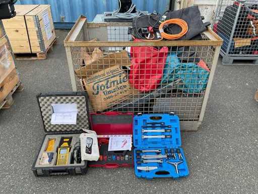 Gama mixta de diversas herramientas y equipos