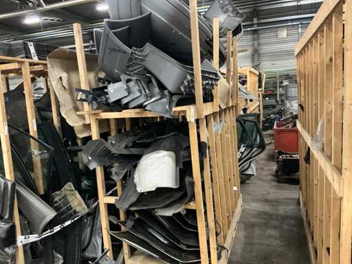 Batch of Mercedes-Benz auto parts