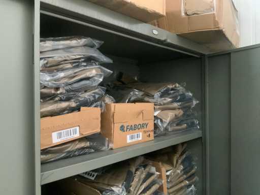 lot de pièces diverses et de vêtements de travail