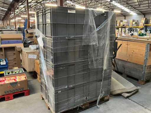 Grote pvc stapelbakken met inhoud (8x)