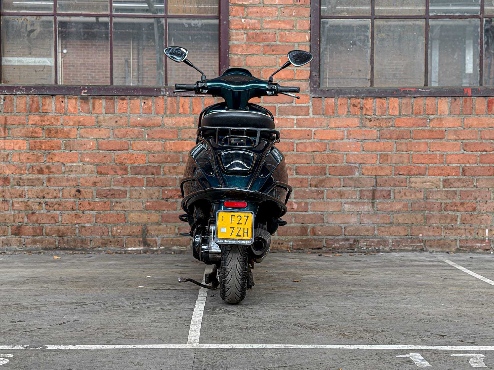 Piaggio Vespa Sprint 4T Sport 80cc (CUSTOM) -AKRAPOVIC- 2014 Scooter, F-277-ZH