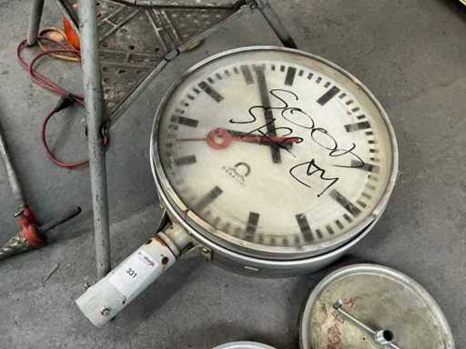 Horloge Double Face Ronde de la Station Horloge Mobatime