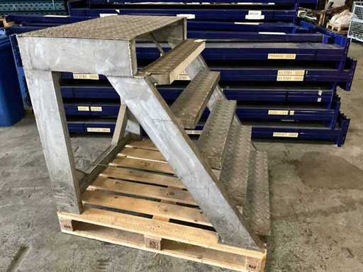 Scale in alluminio a 6 gradini 100x120x100cm