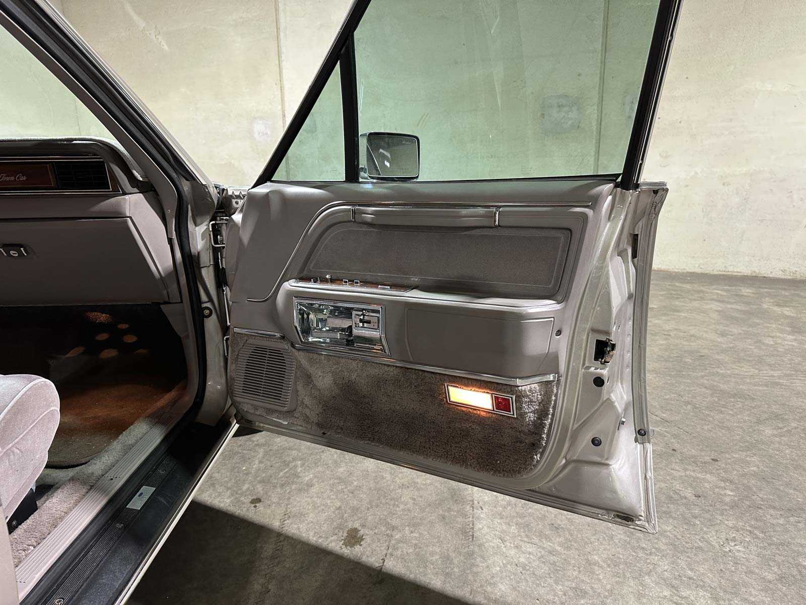 Lincoln Town Car 4.9 V8 Signature SD 160pk 1989, K-946-BX