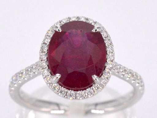 Weißgold-Entourage-Ring mit Diamanten und Rubin