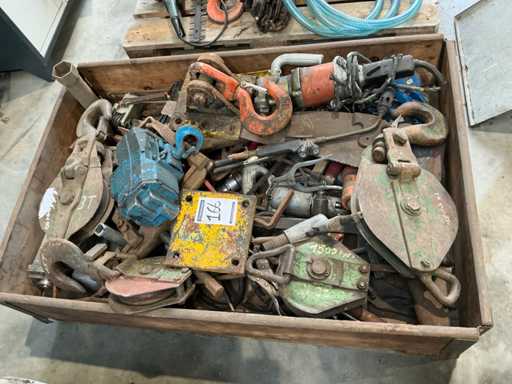 Partij divers hijsmateriaal en gereedschappen