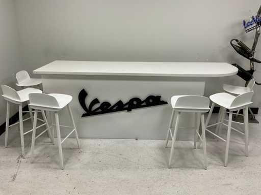 Mobili da piano Vespa con sgabelli da bar in design