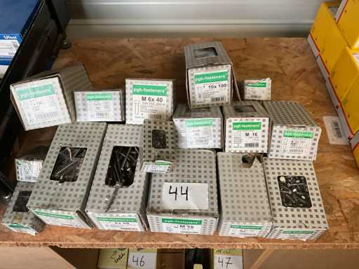 Kisten mit Edelstahlschrauben und -muttern