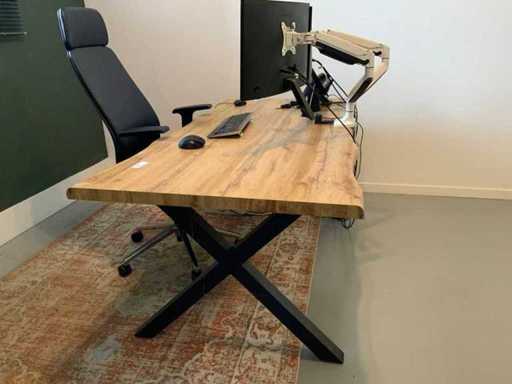 Table en tronc d’arbre avec chaise de bureau