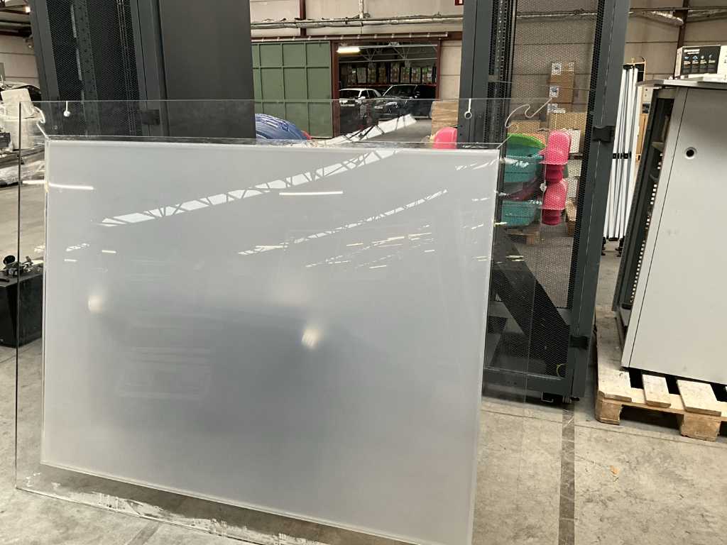 2 plexiglass screens