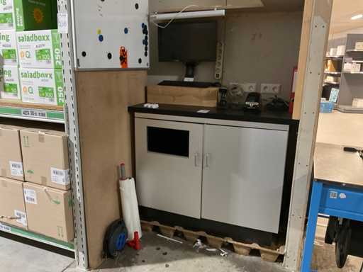 Bureau d’emballage avec moniteur