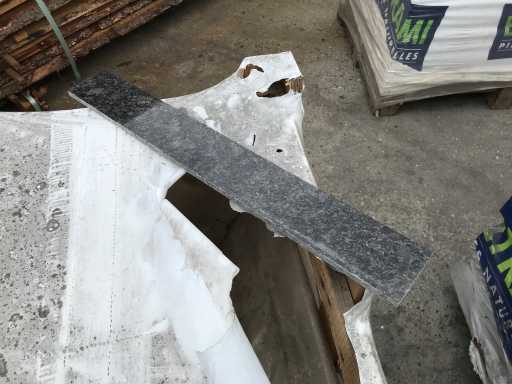 partij plinten ca. 114 lm natuursteen ca. 9,12 m2