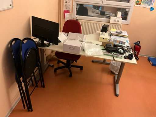 Volledig kantoor met inhoud