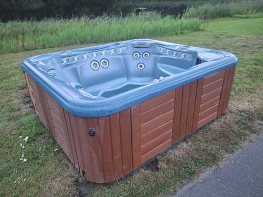 Jacuzzi pentru 5 persoane cu izvor termal și spa în aer liber