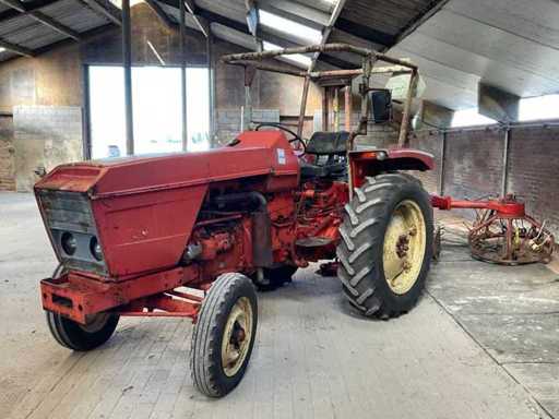 Traktor Renault 56 Oldtimer z 1972 roku