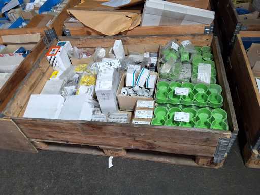   Palette mit Elektromaterial ETON + Jung