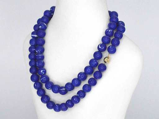 Halskette mit Lapislazuli und goldenem Diamantverschluss