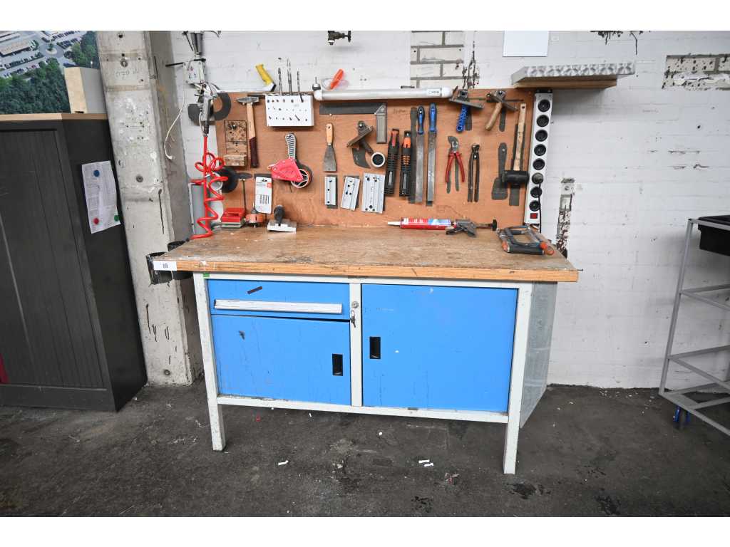 Bott - Banc de lucru cu unelte și materiale de instalare