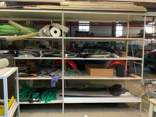 Półka z zawartością